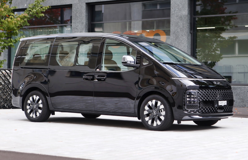 Hyundai Staria — современный минивэн с характером будущего