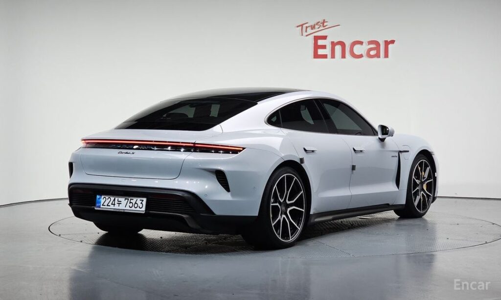 Porsche Taycan 2025