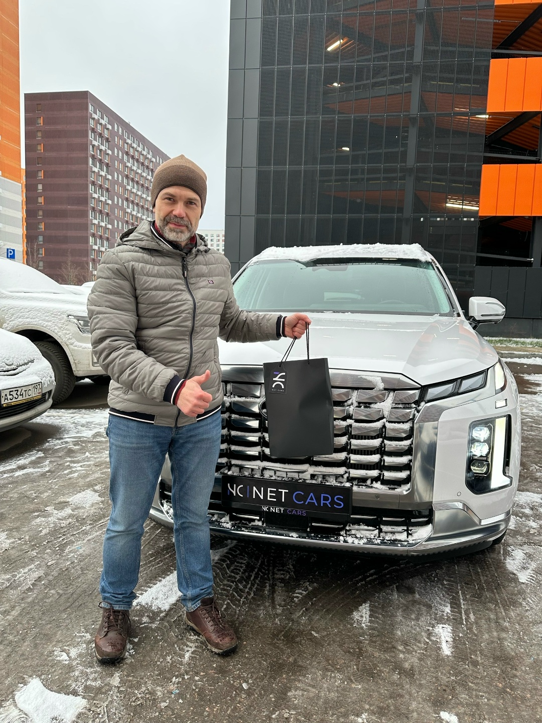 Олегу Александровичу доставили Hyundai Palidase. Очень массивный, габаритный, хороший семейный качественный автомобиль. Дизельная версия. Прекрасный салон.