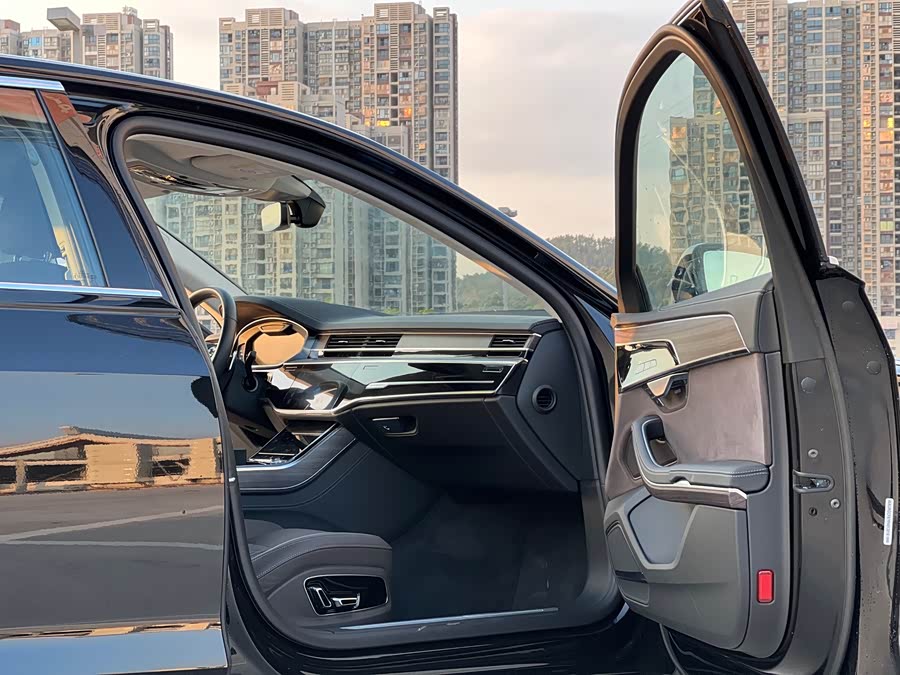 Audi A8L 55 TFSI quattro Flagship