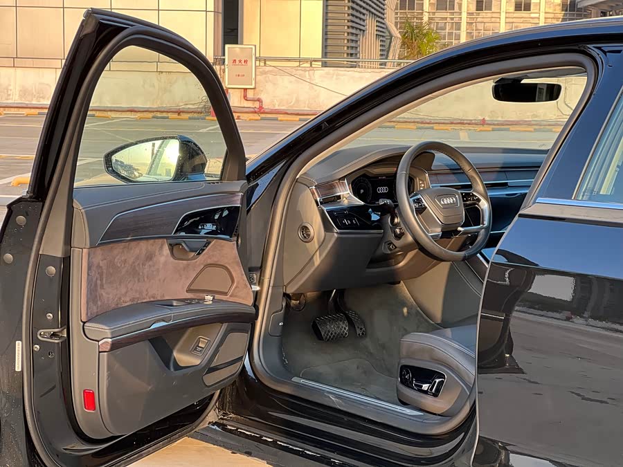 Audi A8L 55 TFSI quattro Flagship