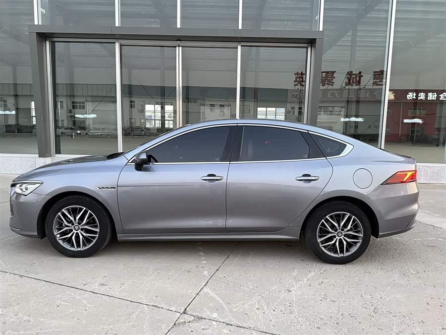 BYD Qin Plus DM-i 55 km Flagship