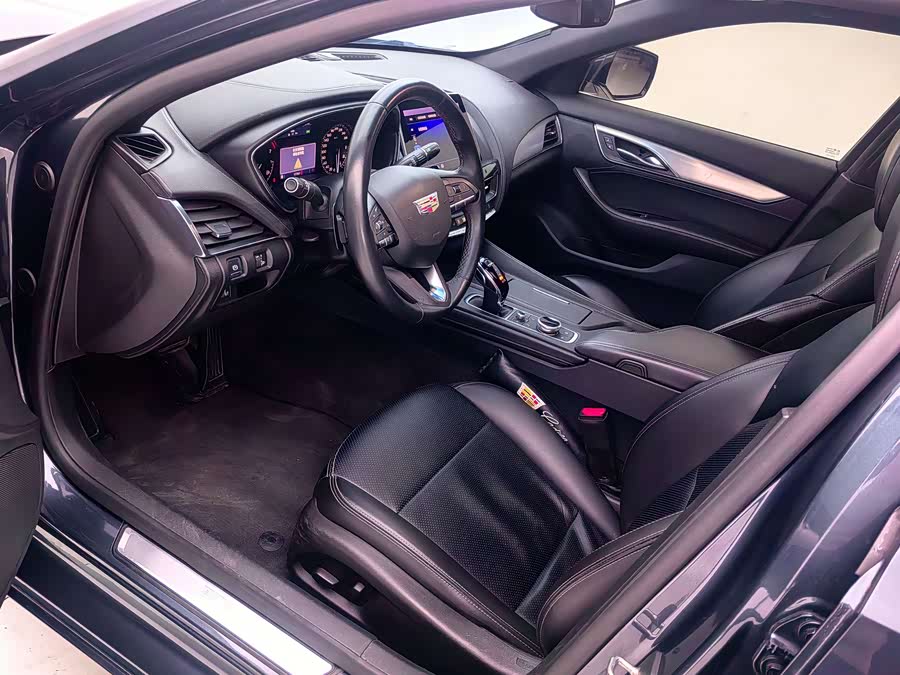 Cadillac CT5 28T Style