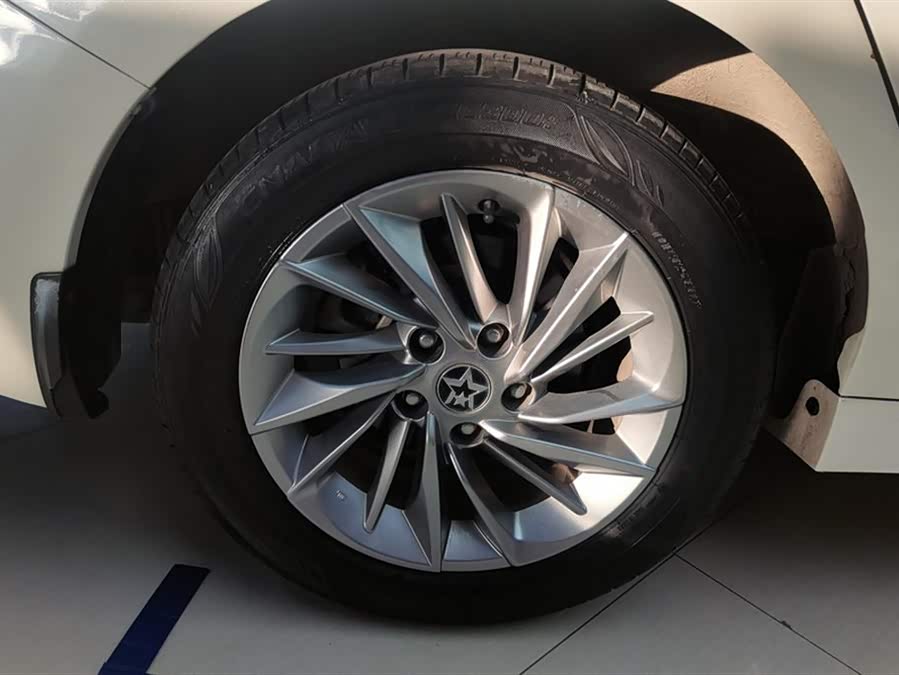 Nissan Venucia D60 PLUS 1.6 XL