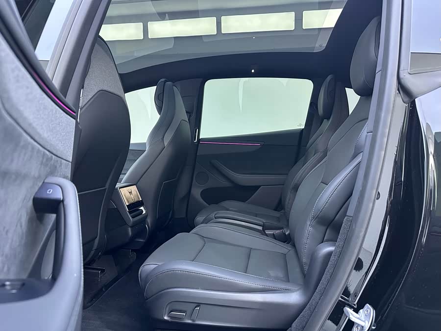 Tesla Model Y L Long Range