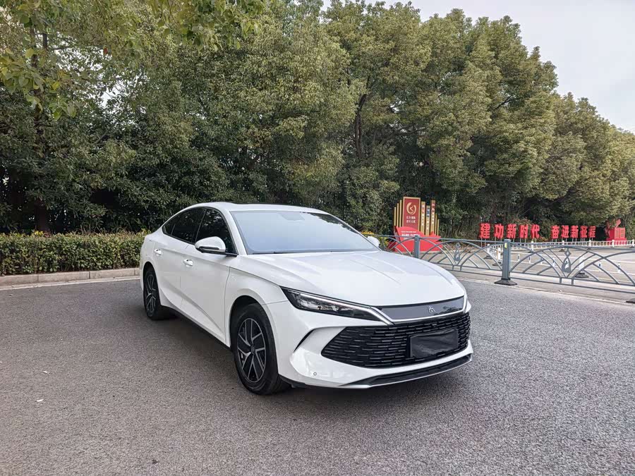 BYD Qin L DM-i 120 km Leading