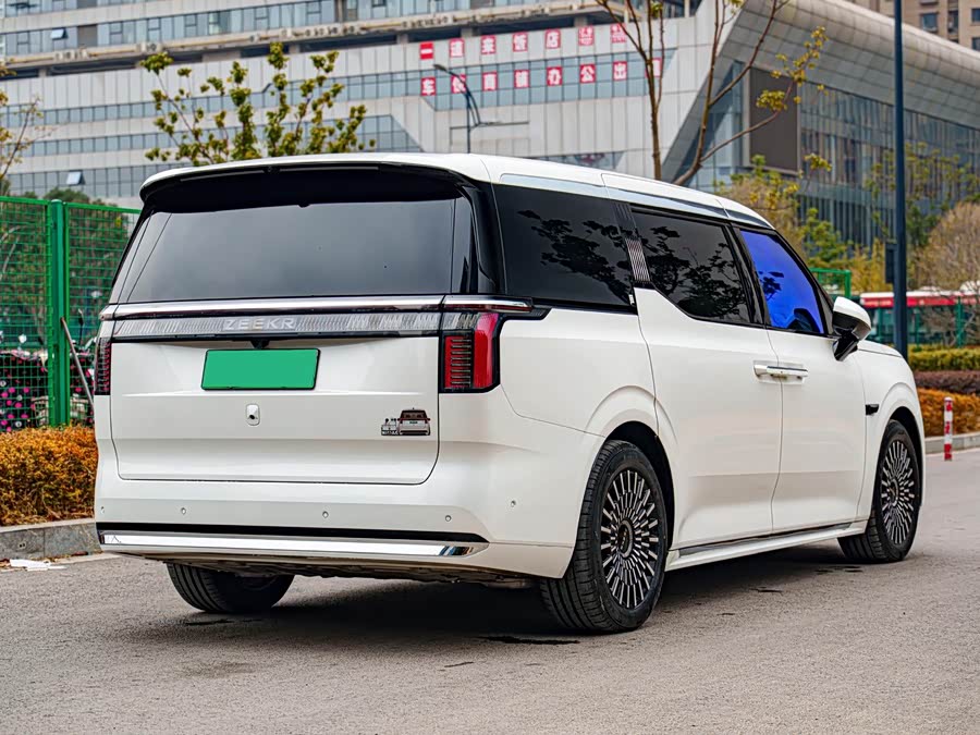 Zeekr 009 6-seat Executive