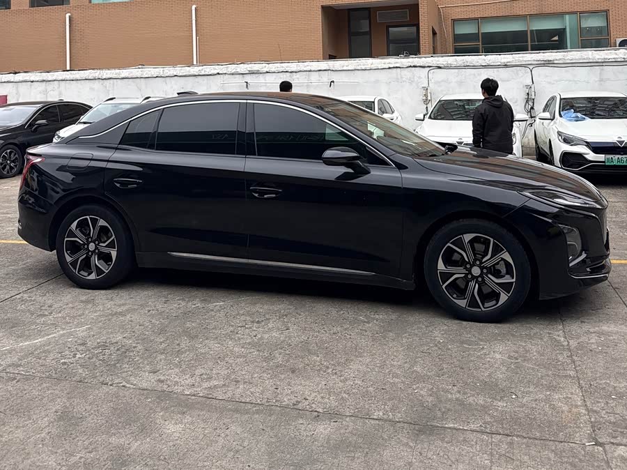 Hongqi E-QM5 Charging T3 Edition 4-seater