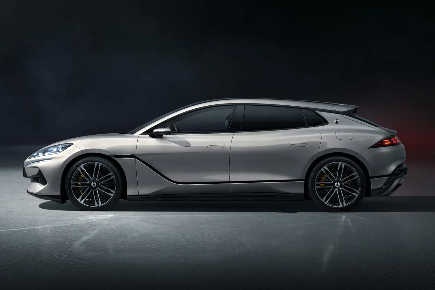 Denza Z9GT подробный обзор и сравнение с европейцами