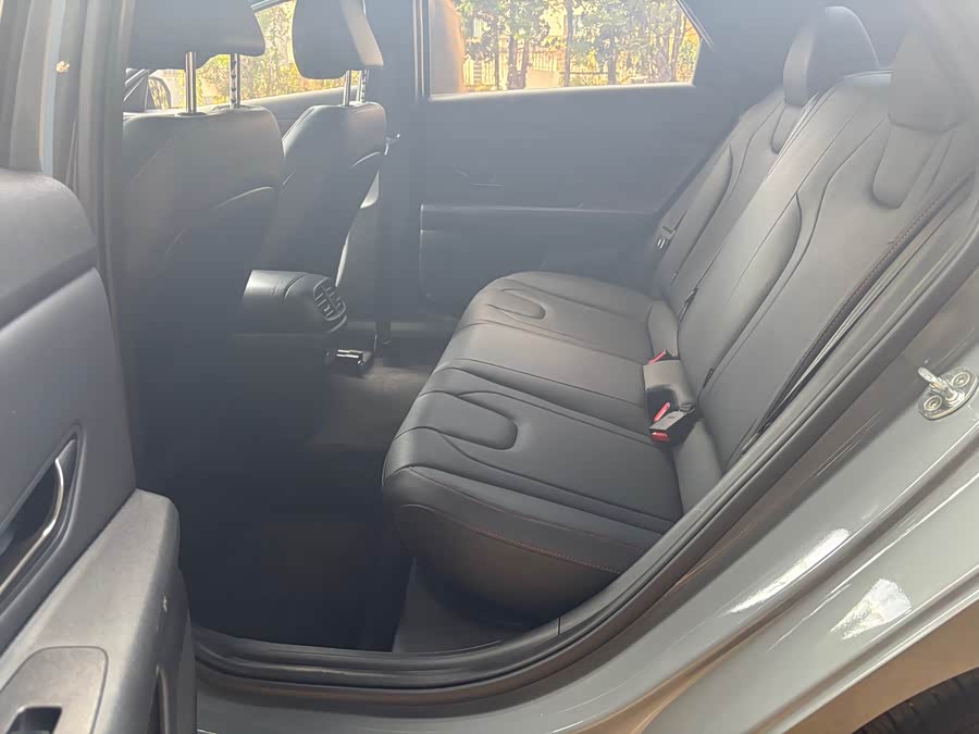 Hyundai Elantra 240 TGDi DCT LUX Premium