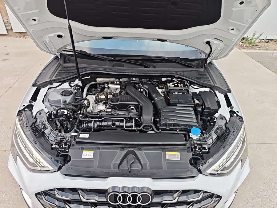 Audi A3L Limousine 35 TFSI Flying Premium