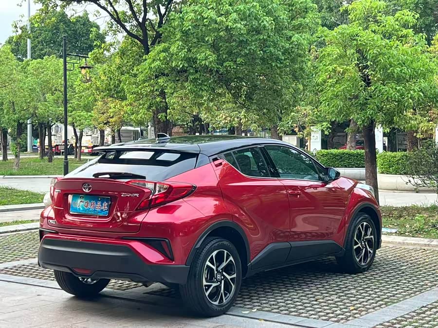 Toyota C-HR 2.0 Leading