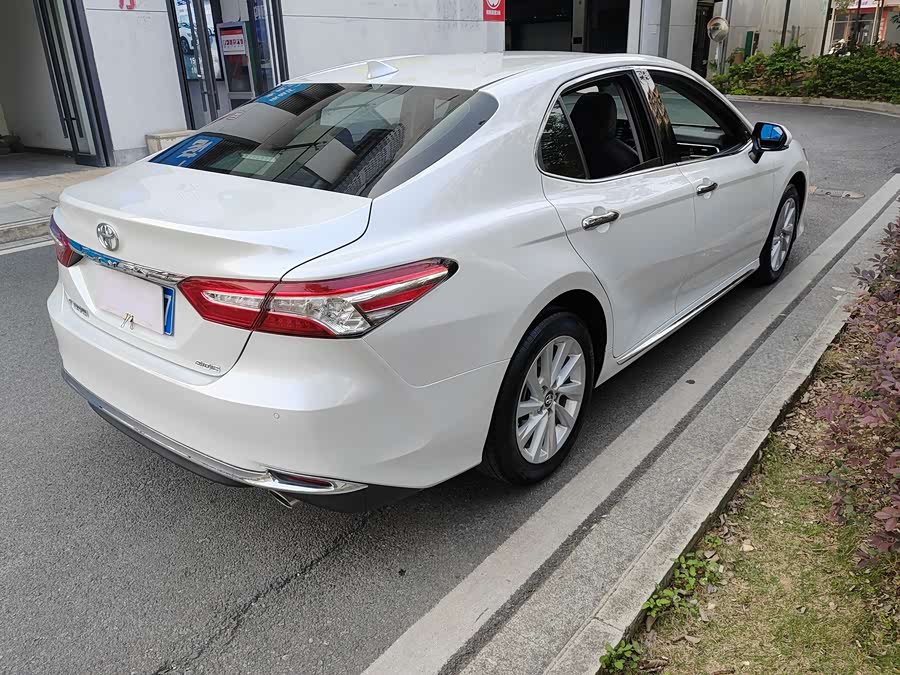 Toyota Camry 2.0G Luxury