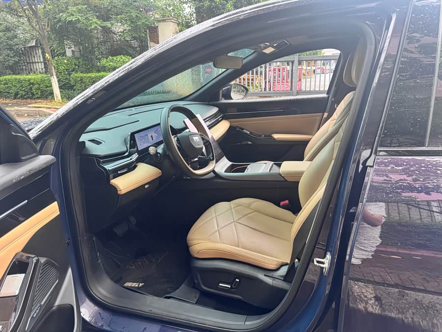 Geely L6 125 km PLUS