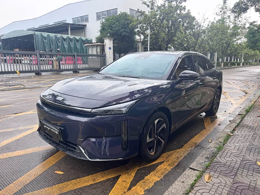 Geely L6 125 km PLUS