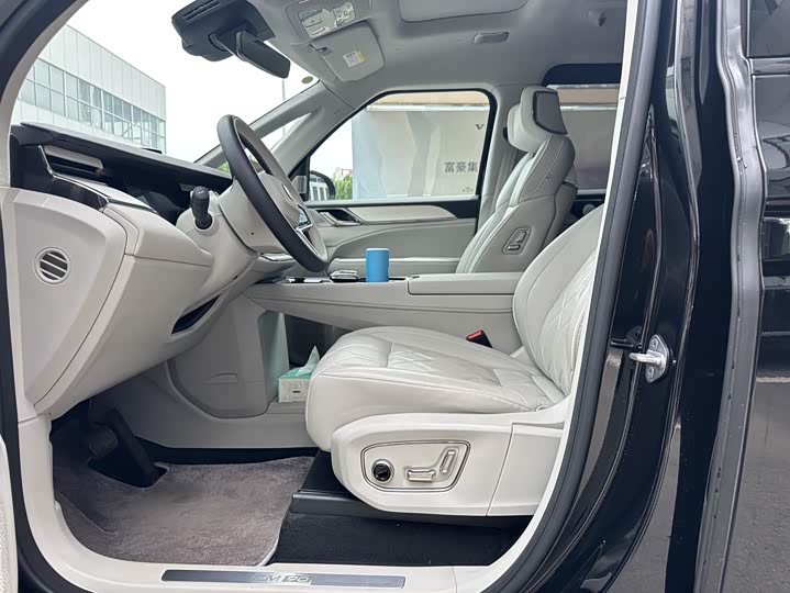 Volvo EM90 Ultra 6-seat