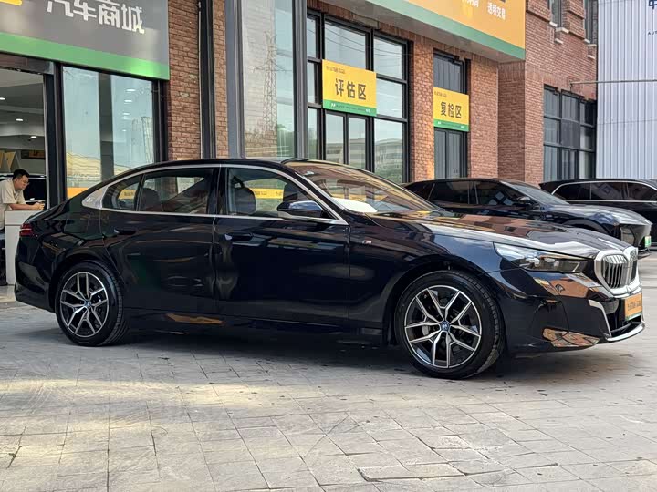 BMW i5 eDrive35L M Sport Package