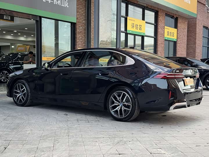 BMW i5 eDrive35L M Sport Package