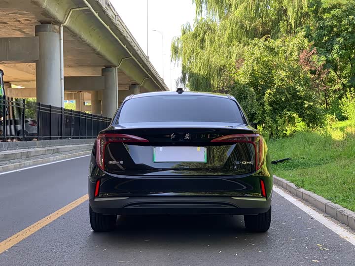 Hongqi E-QM5 Base Travel