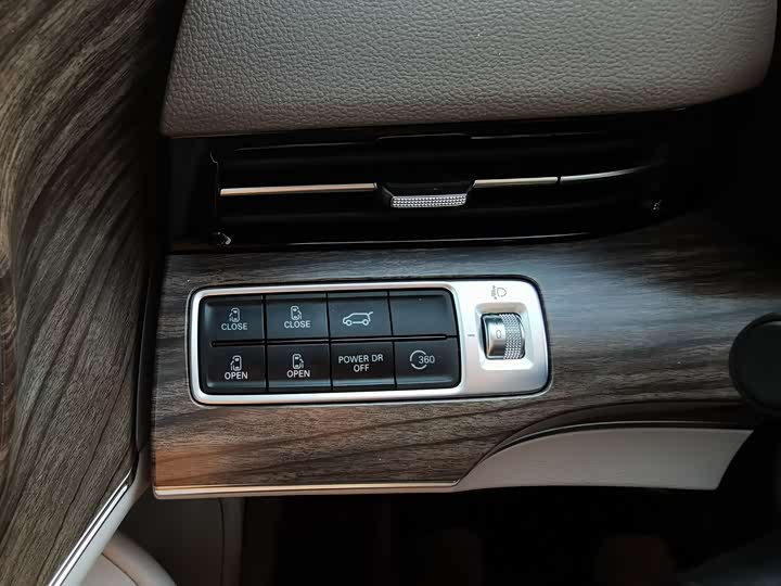Roewe IM AX8