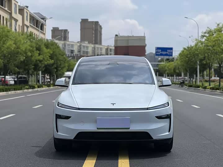 Tesla Model Y L Long Range AWD