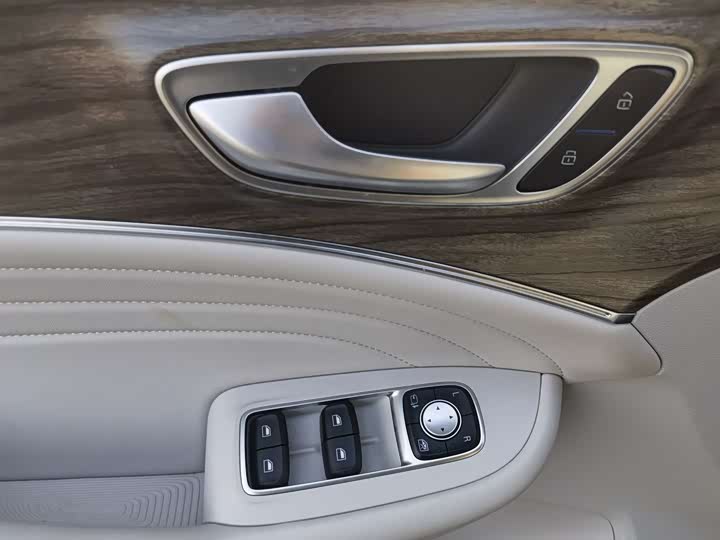 Roewe IM AX8