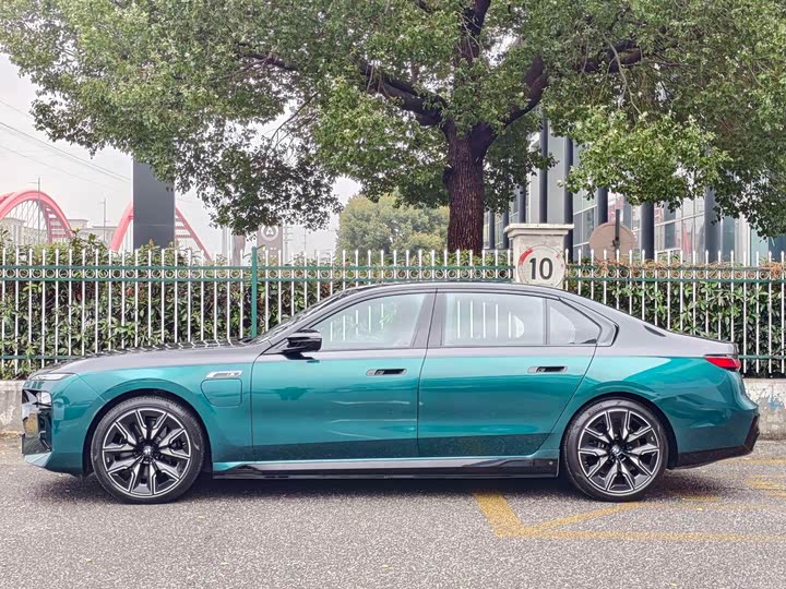 BMW i7 M70L