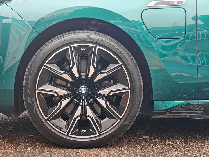 BMW i7 M70L