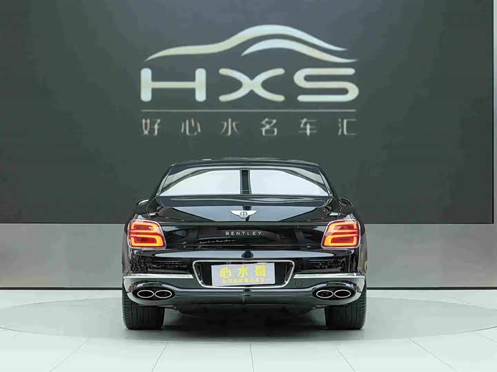 Bentley Flying Spur букв. «летящий/стремительный»