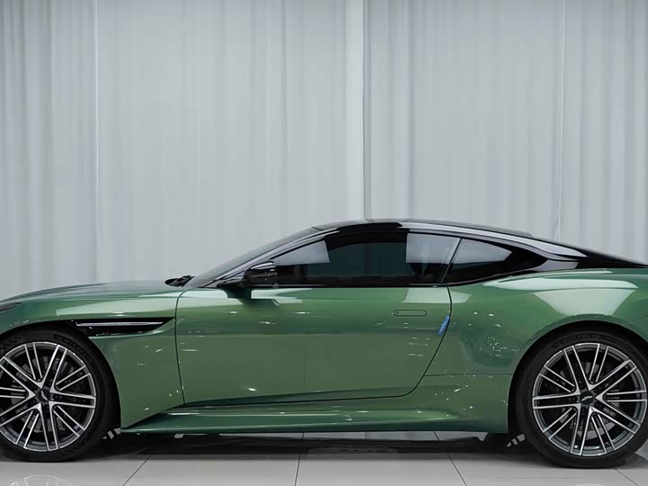 Aston Martin DB12
