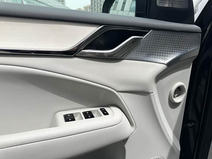 Volvo EM90 Ultra 6-seat