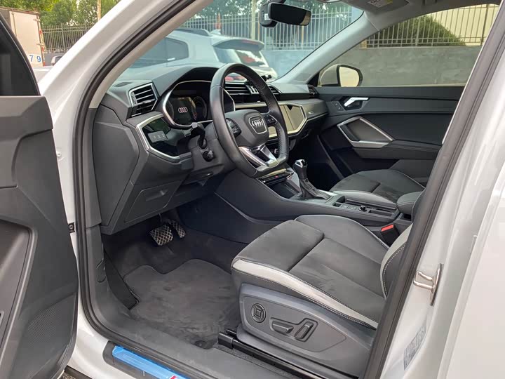 Audi Q3 35 TFSI Fashion Dynamic (1.4T)