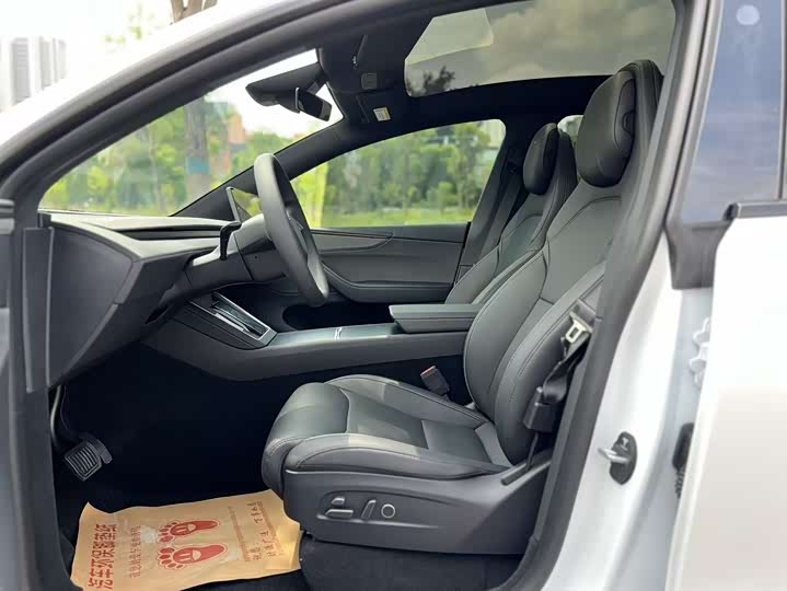 Tesla Model Y L Long Range AWD
