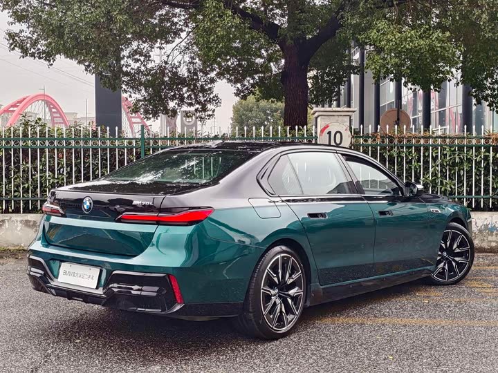 BMW i7 M70L