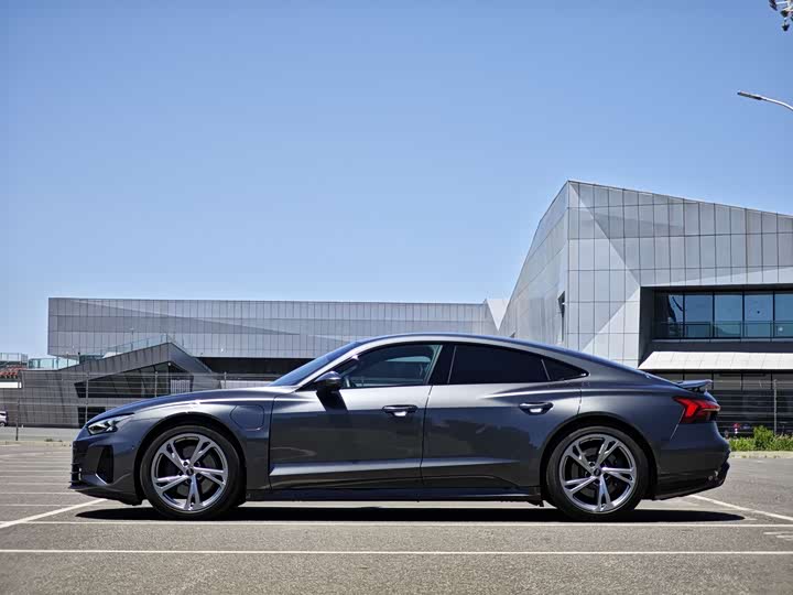 Audi e-tron GT Base