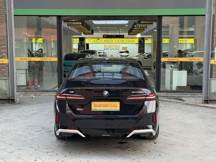 BMW i5 eDrive35L M Sport Package