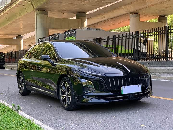 Hongqi E-QM5 Base Travel