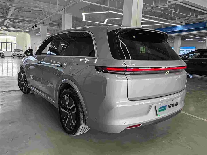 Li Auto L8