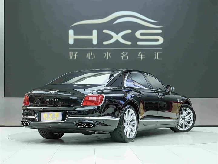 Bentley Flying Spur букв. «летящий/стремительный»