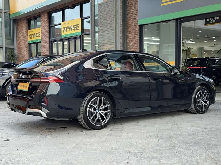 BMW i5 eDrive35L M Sport Package