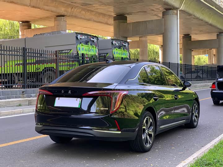 Hongqi E-QM5 Base Travel
