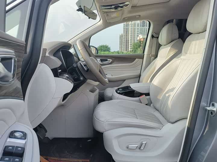 Roewe IM AX8
