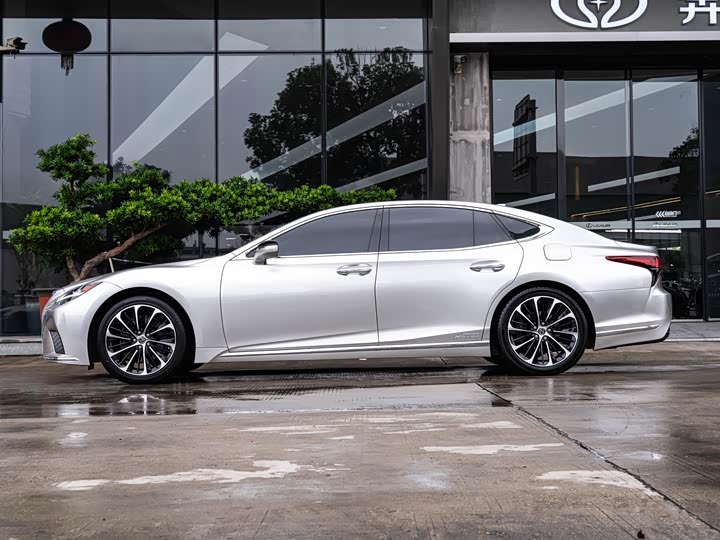 Lexus LS