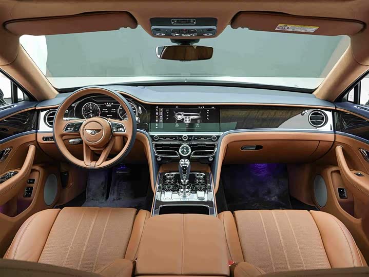 Bentley Flying Spur букв. «летящий/стремительный»
