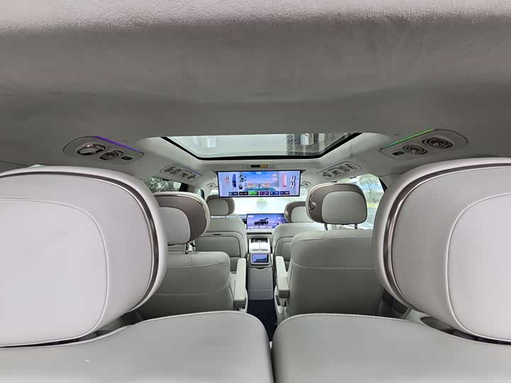 Lynk & Co 900