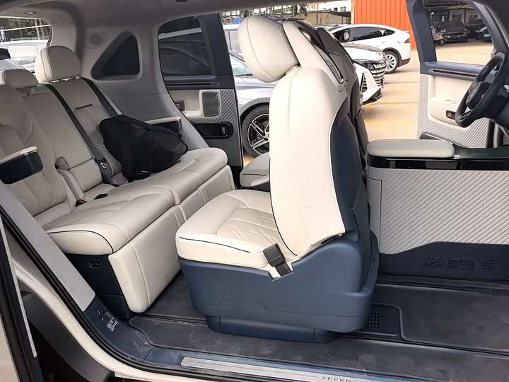 Zeekr MIX Long Range Smart Drive
