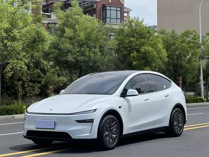 Tesla Model Y L Long Range AWD