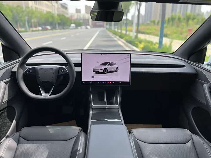 Tesla Model Y L Long Range AWD