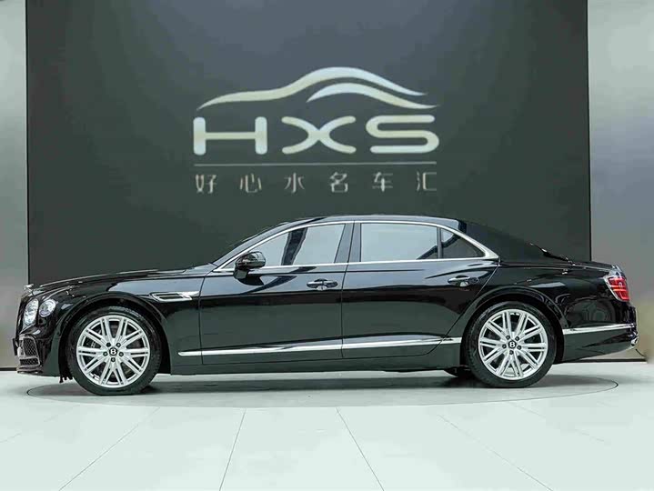 Bentley Flying Spur букв. «летящий/стремительный»
