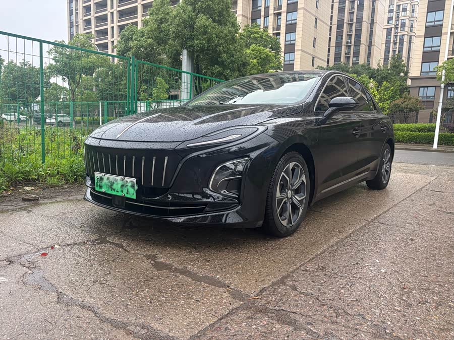 Hongqi E-QM5 Charging Qiyue